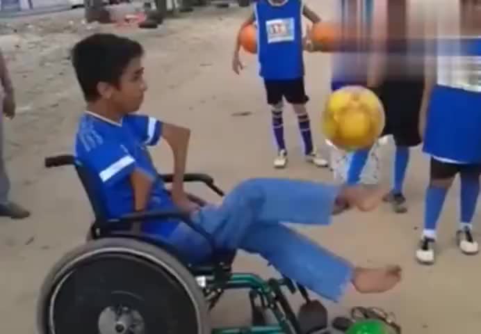被上帝遗忘的残疾少年把足球玩的出神入化