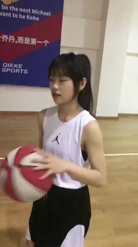 川妹？小姐姐分辨球馆挂着的NBA球星宣传画