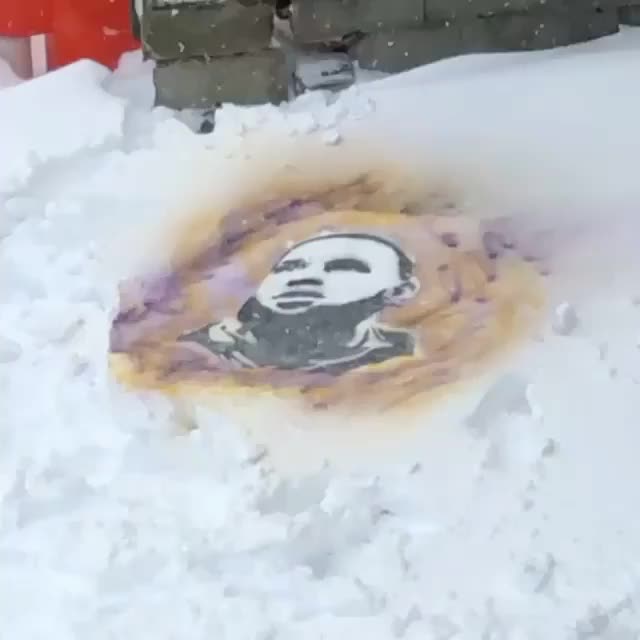 人才系列：球迷在雪地画出詹姆斯头像