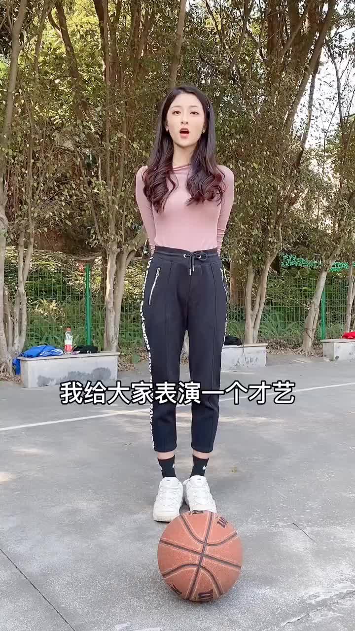 妹纸表演才艺：单手抓球