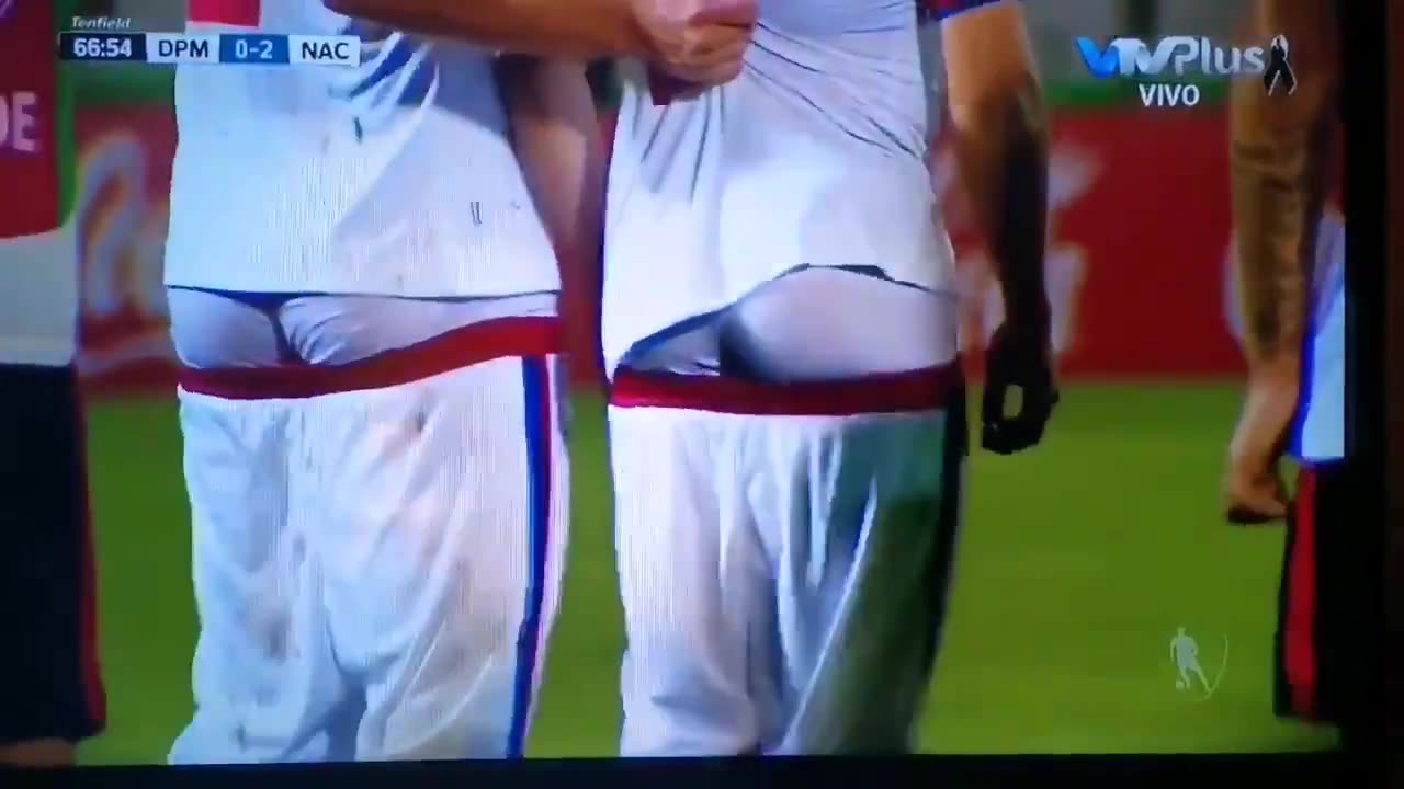 不想看你们屁股！乌拉圭赛场球员拉低球裤想挡住门将视线