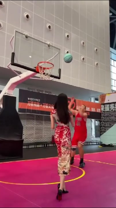 篮球爱好者晒视频：每个男孩都希望自己女友穿旗袍