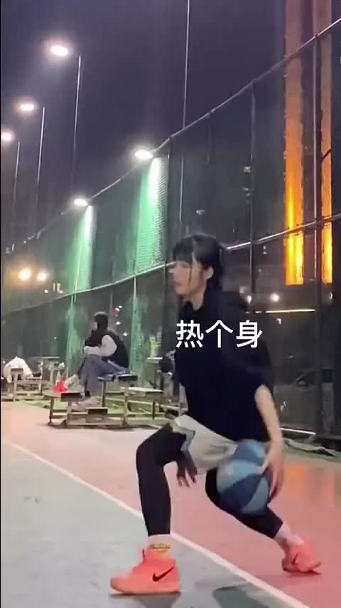 打篮球的女生真美！和这样的女孩纸打半场应该很有趣吧