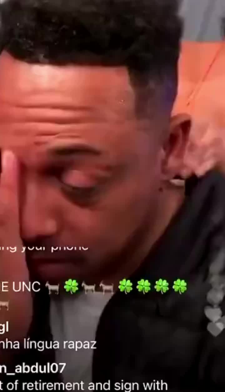 放飞自我？皮尔斯直播让脱衣舞娘按肩