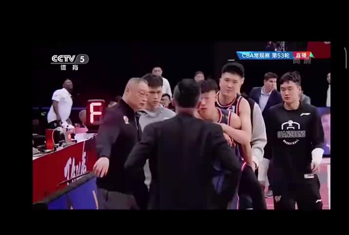 王薪凯受伤被背下场 但杜锋指导似乎对他依旧不满意