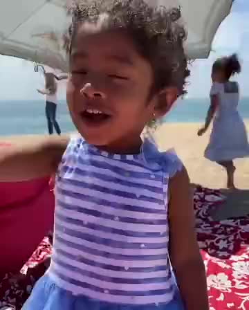 瓦妮莎携女儿沙滩玩 koko可以自己放风筝了