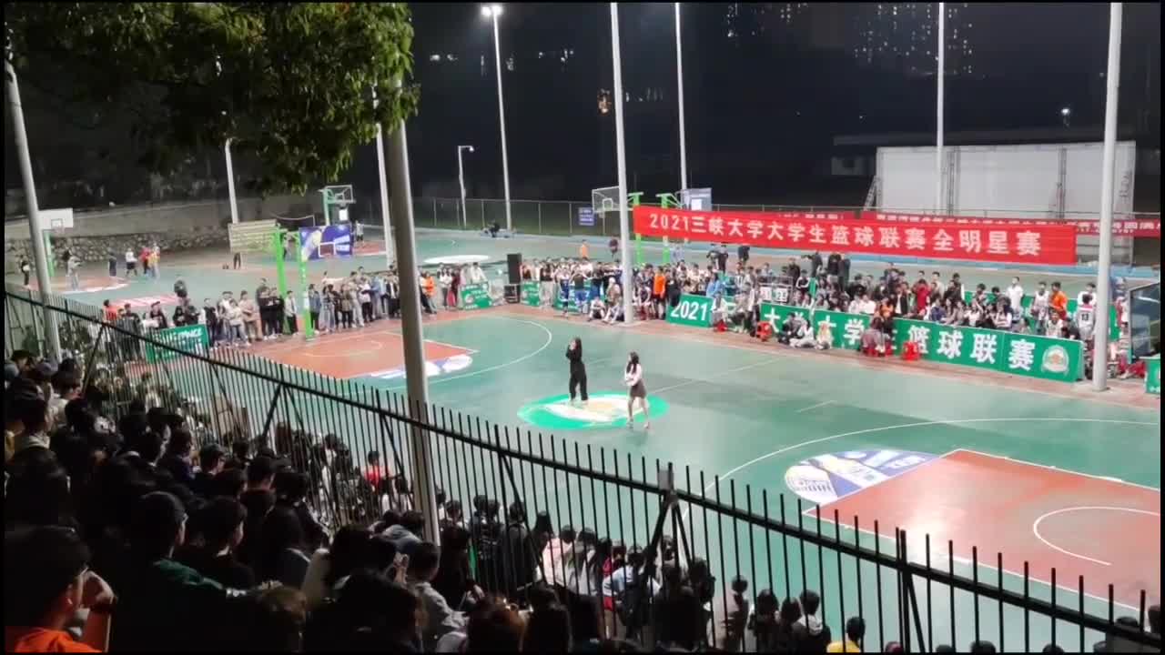 这是球场啦啦队的表演吗？