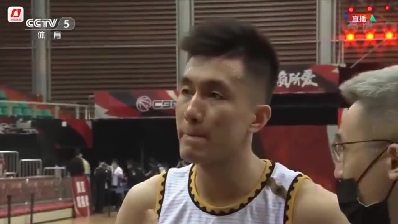 球迷不停高呼“MVP”！郭艾伦昨晚在接受采访时忍不住哽咽