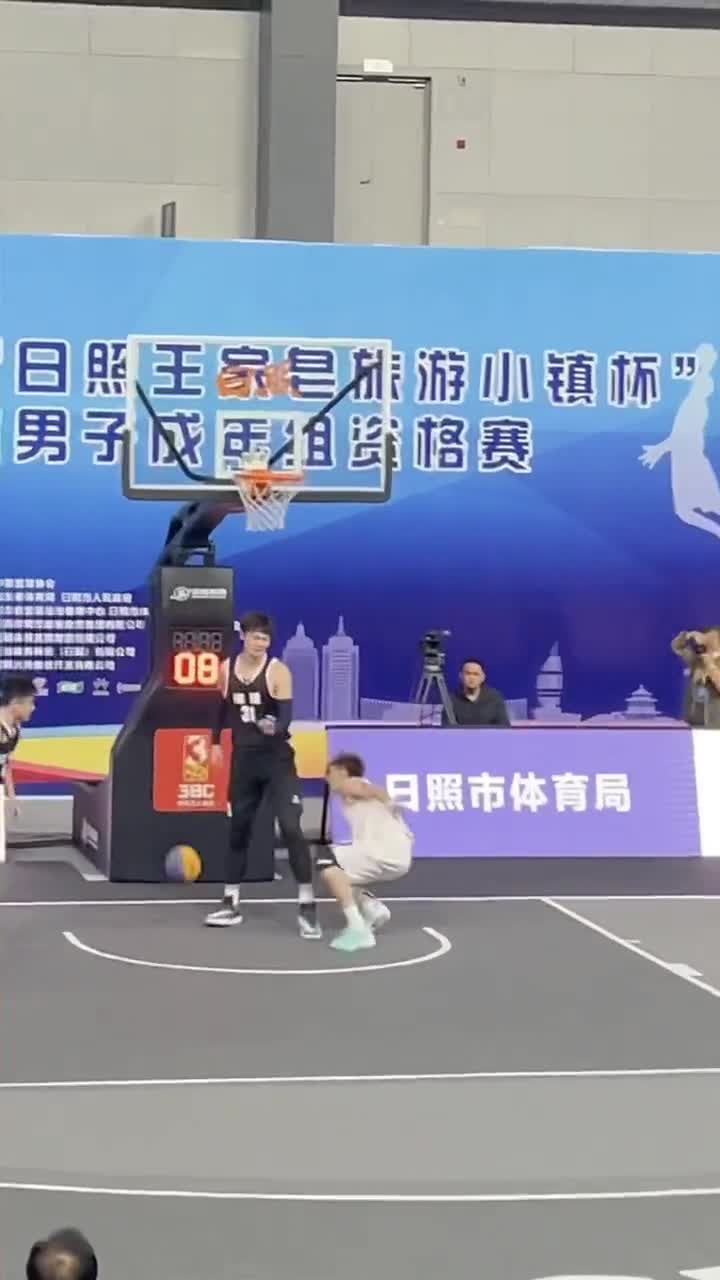 球迷晒视频：王哲林打3v3篮球赛 那是真没人能防他