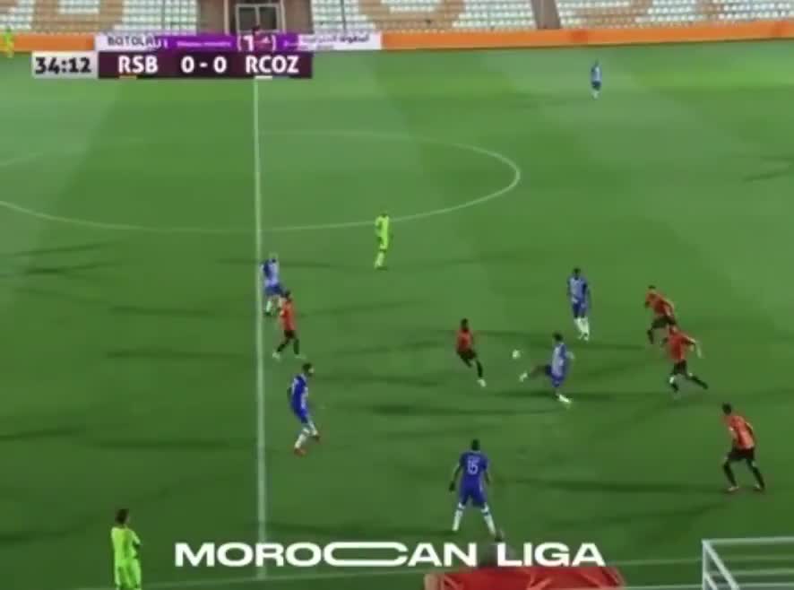 太惨了！摩洛哥联赛球员裆部被队友一球命中