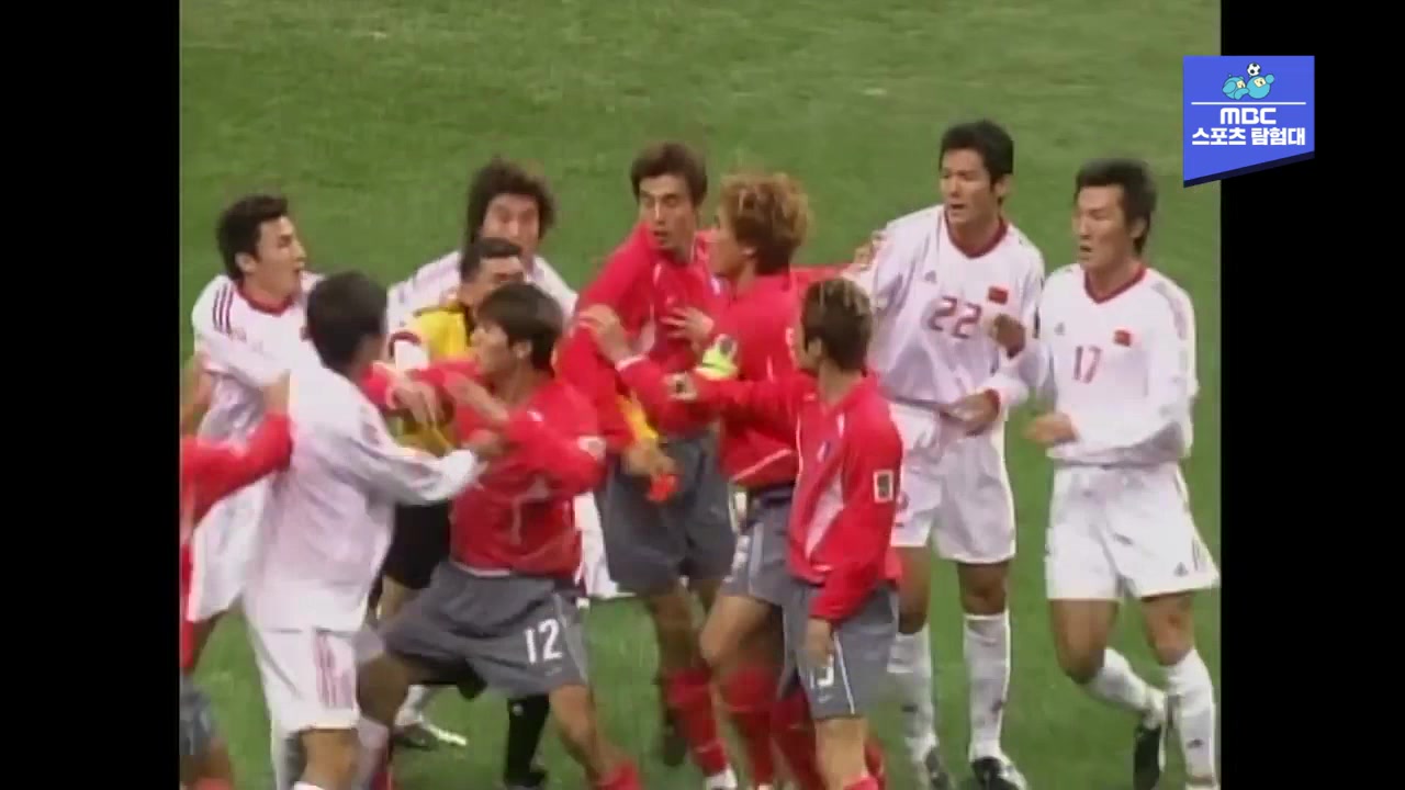 03年东亚杯韩国球员一巴掌打倒李毅