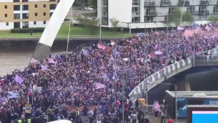 注意安全啊！流浪者近万人球迷在市中心桥上庆祝