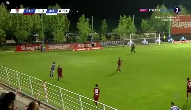 罗马尼亚联赛教练干扰对手发界外球被红牌罚下