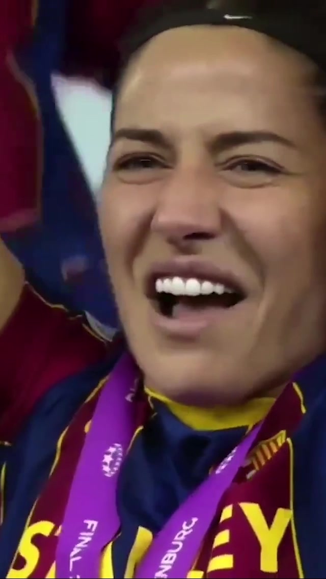 巴萨女足欧冠捧杯，队长眼含泪光