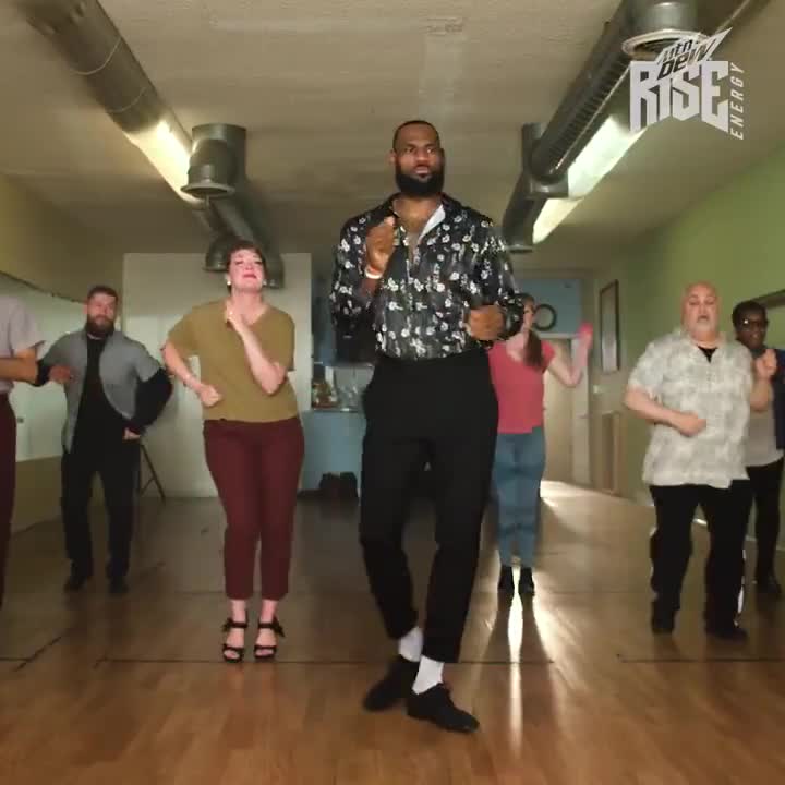 LBJ今天晒视频-为代言运动饮料拍广告 跳魔性拉丁舞步