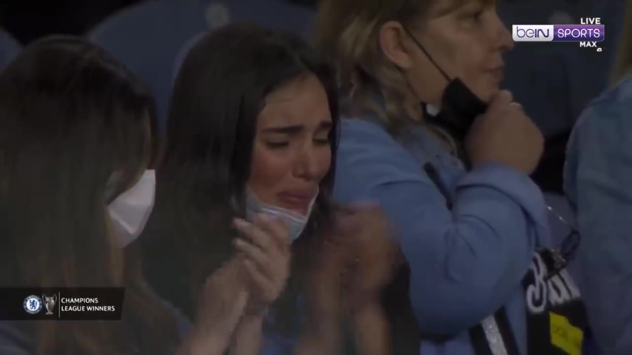 让人心疼！赛后曼城女球迷伤心流泪