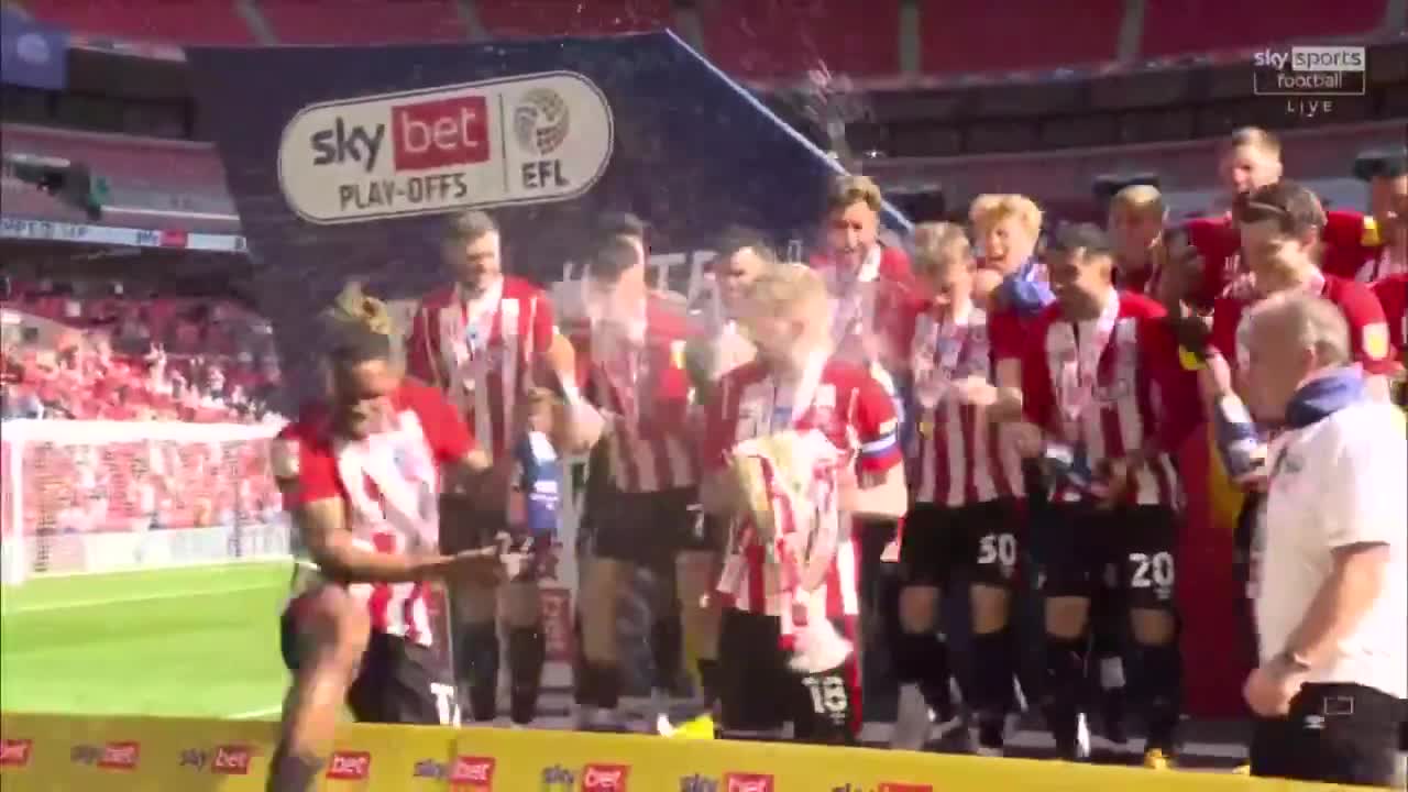 香槟雨！布伦特福德球员疯狂庆祝队史首次升入英超