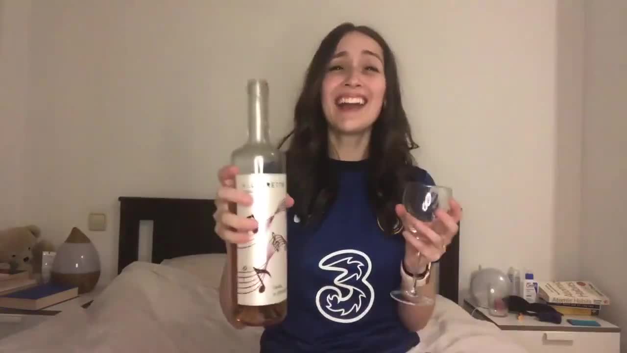 一起哈啤！国外切尔西女球迷床上独饮美酒庆祝夺冠