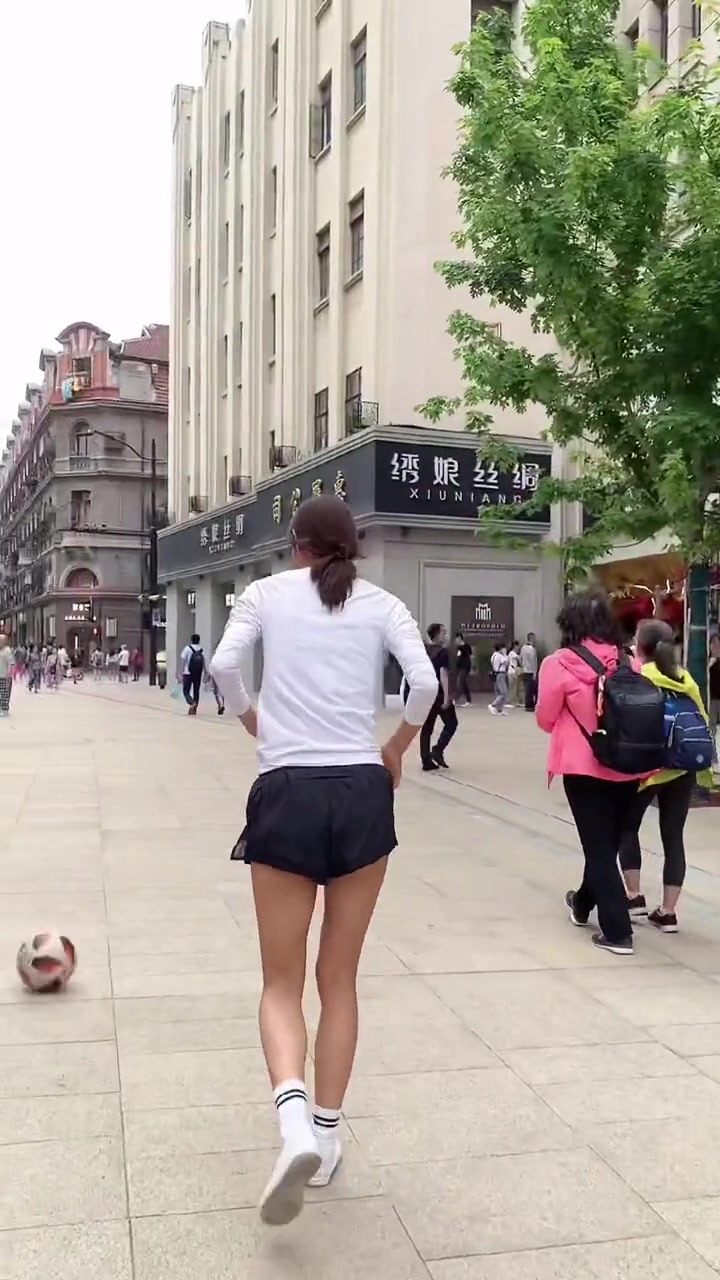 妹纸在南京路街头足球挑战 第二期