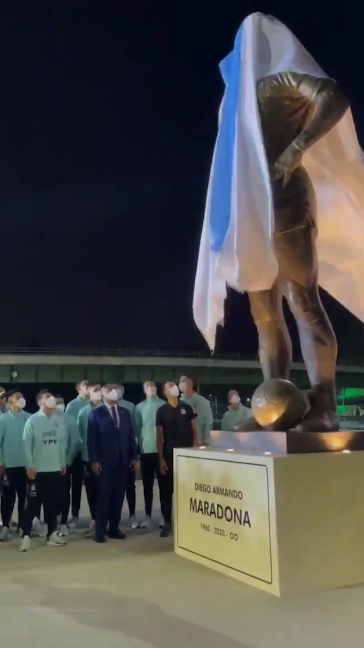 梅西等阿根廷队员参加马拉多纳雕像揭幕仪式