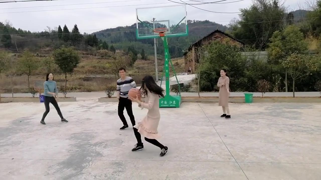 乡村教师晒打球：每月2000多工资 仍觉得未来可期