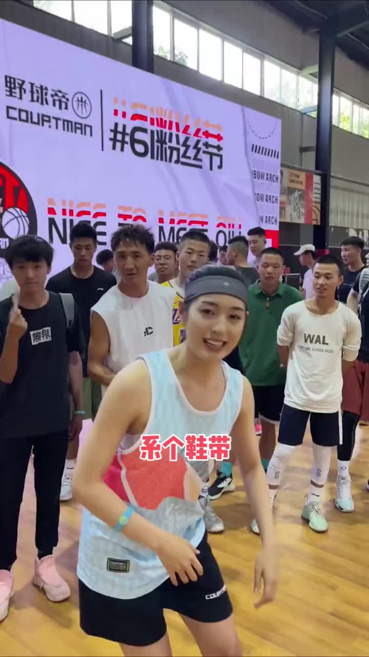 一位发带美女1v1胖妞 猜猜谁能赢？