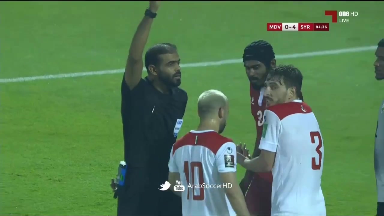 叙利亚球员跳水被抓现行，裁判果断红牌下场