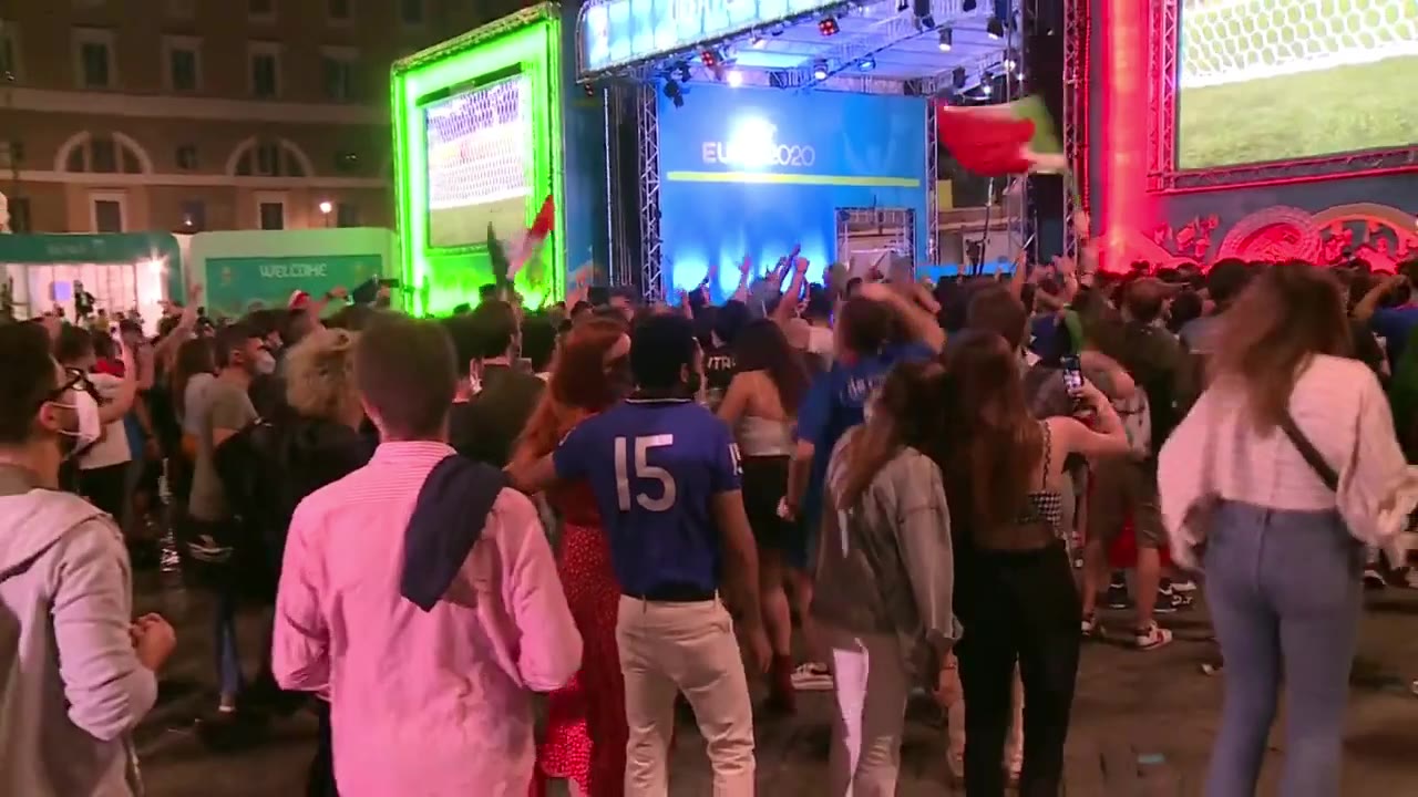 意大利打破僵局 聚集看球的球迷疯狂庆祝