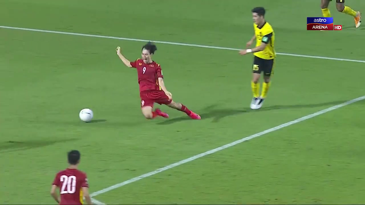 引发两国球迷互撕！这是越南球员假摔吗？