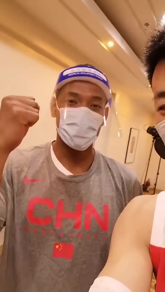 中国男篮安全抵达菲律宾 张镇麟和祝铭震拍视频