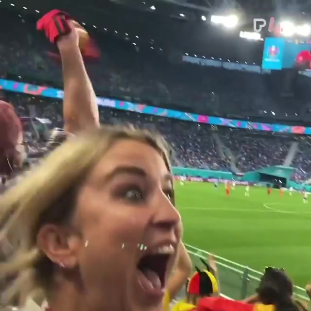 比利时进球后默滕斯妻子在现场疯狂反应