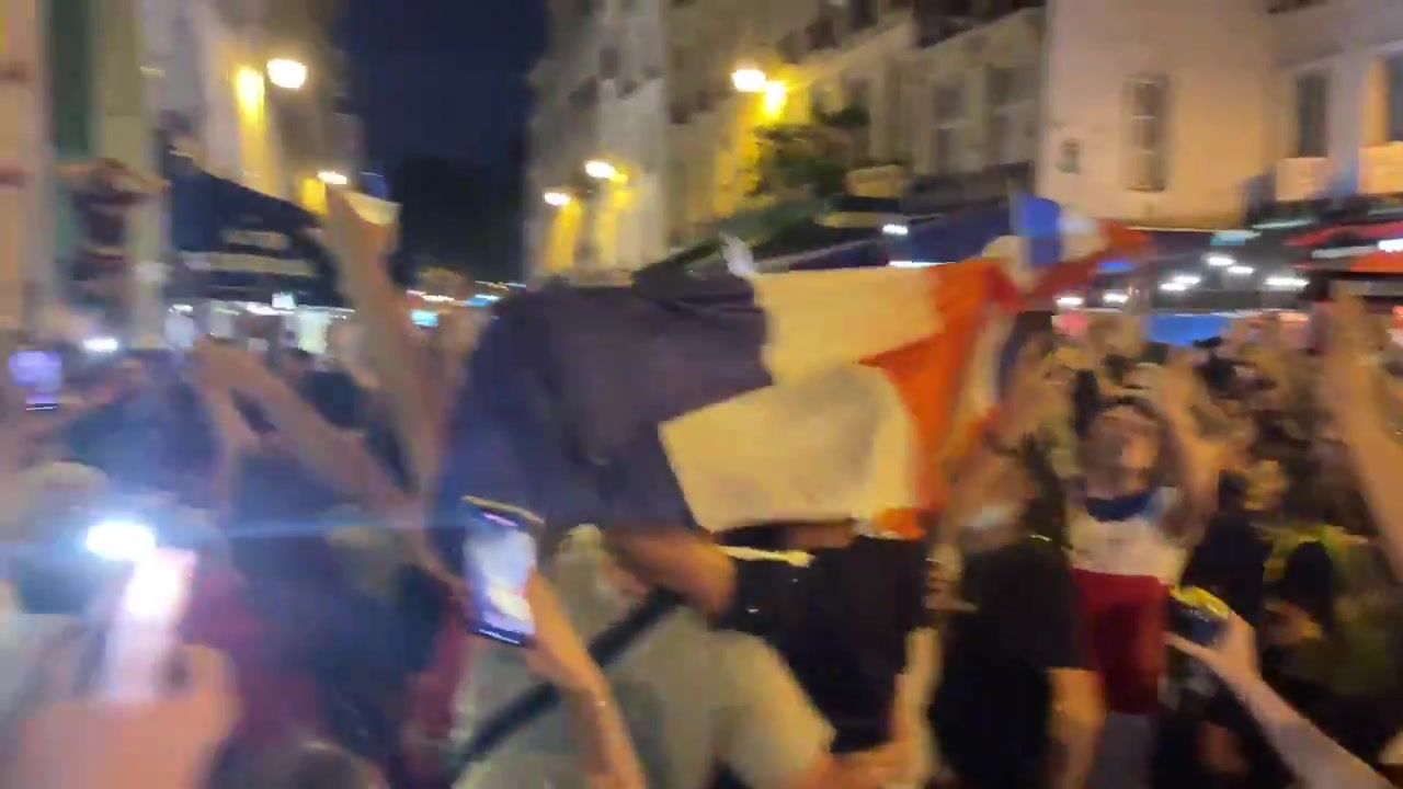 巴黎街头法国球迷庆祝球队战胜德国