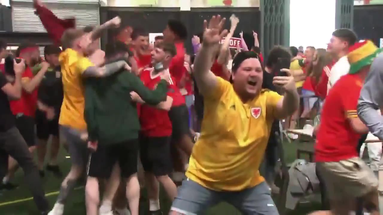 2球战胜土耳其！威尔士球迷疯狂庆祝胜利