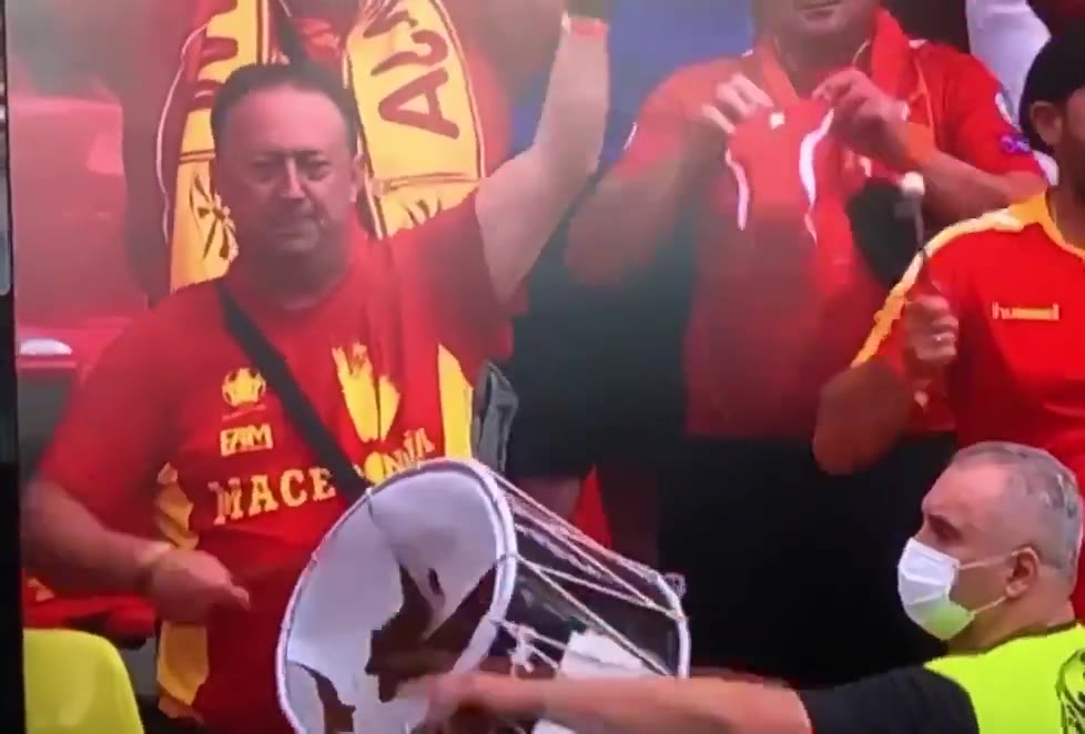 北马其顿球迷鼓都敲破了还在继续敲…