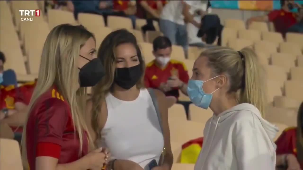 戴着口罩依然掩饰不了漂亮的西班牙女球迷