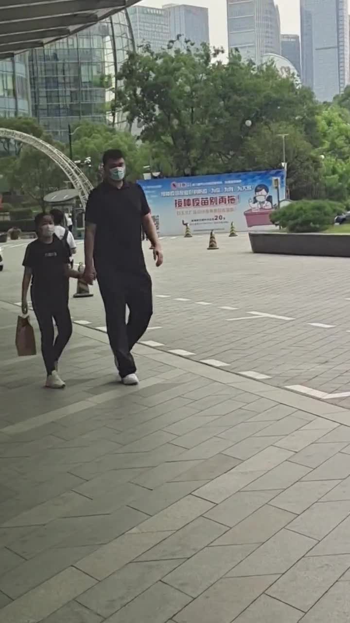 网友在街上偶遇姚明 他女儿得有多高啊？