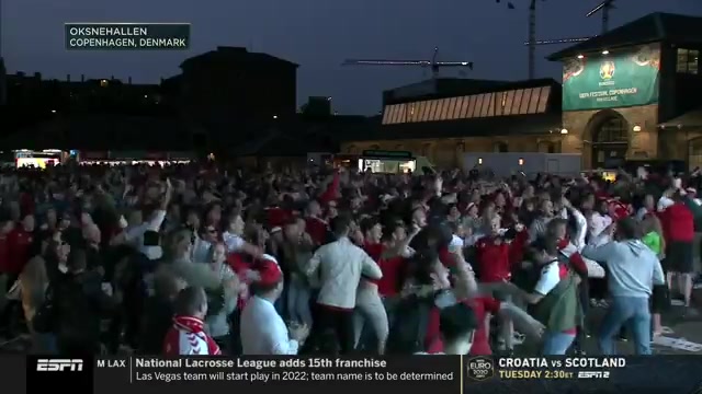 丹麦进球后在哥本哈根的球迷疯狂庆祝