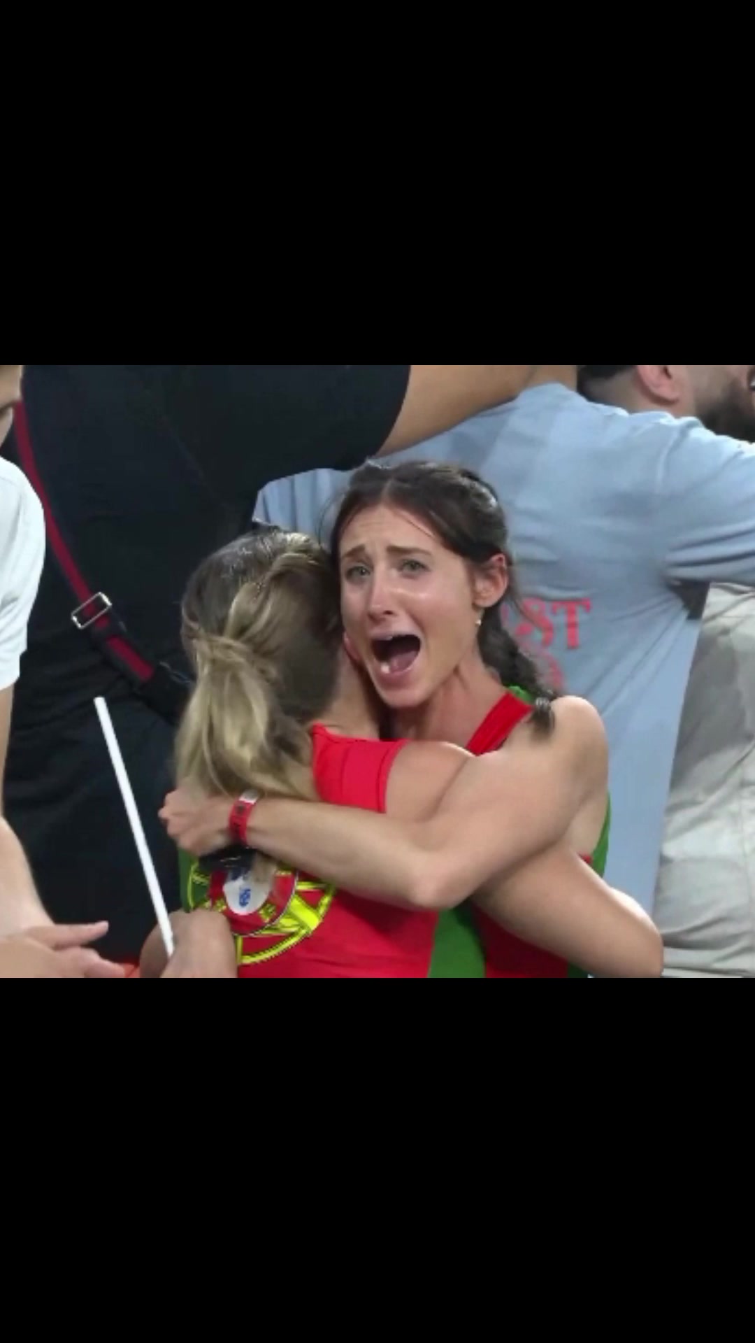 吸晴！葡萄牙美女球迷拥抱庆祝C罗双响