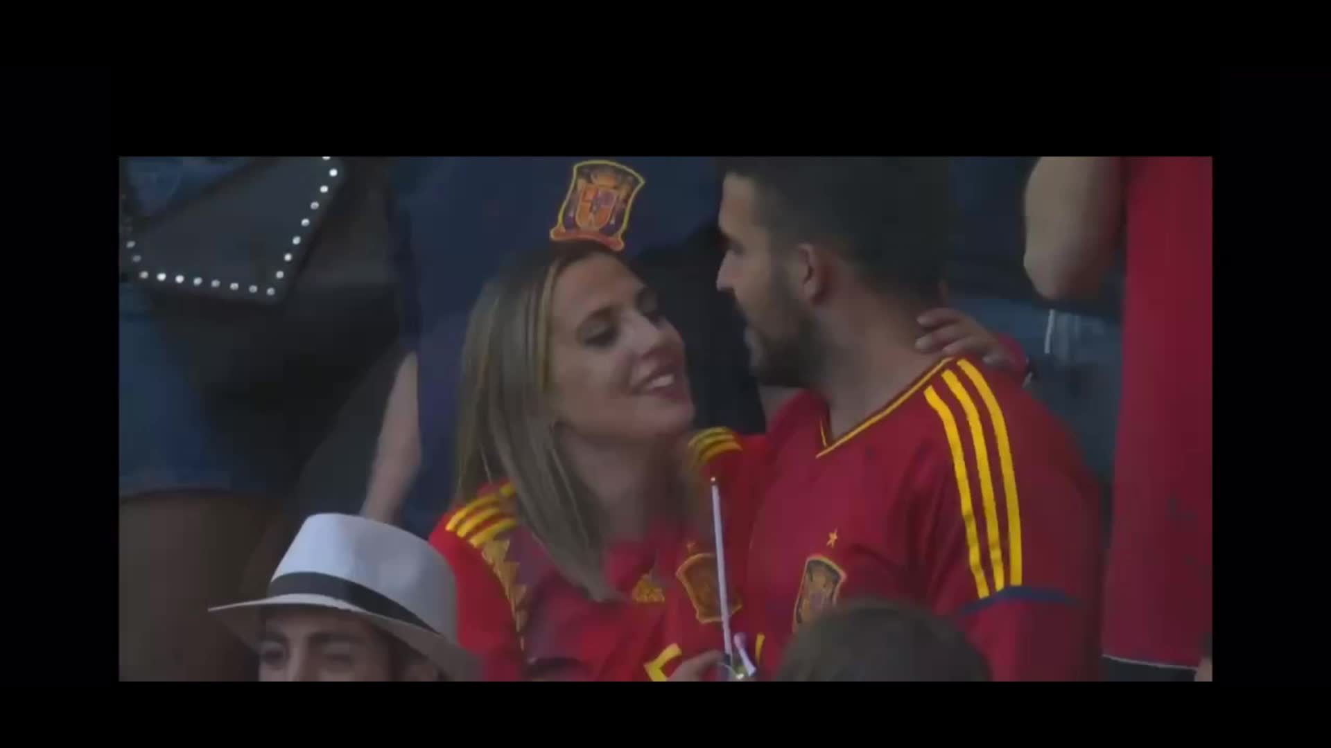 情到深处！西班牙队破门 看台女球迷拥吻男生