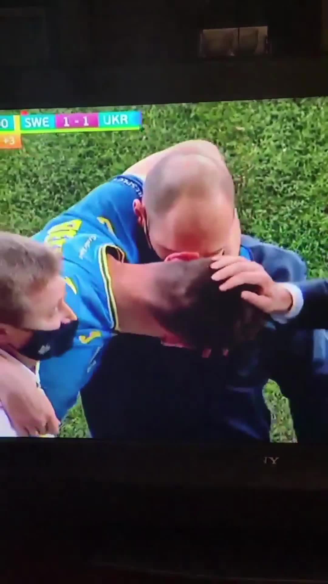 被瑞典球员废人动作铲伤 贝斯耶丁在场边都哭了