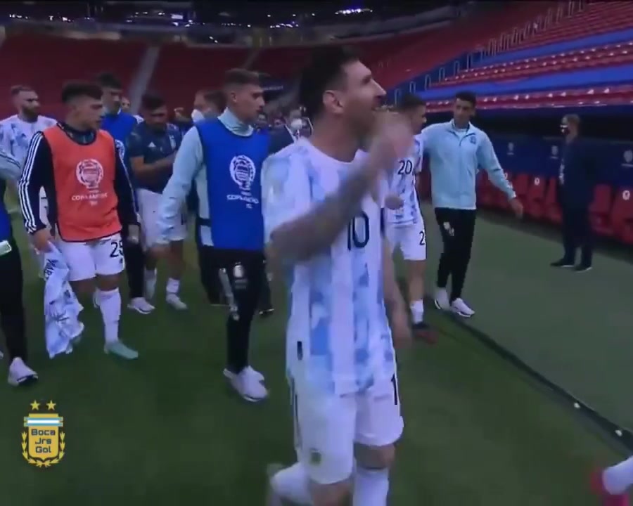 兴奋！梅西赛后一瘸一拐挥拳庆祝