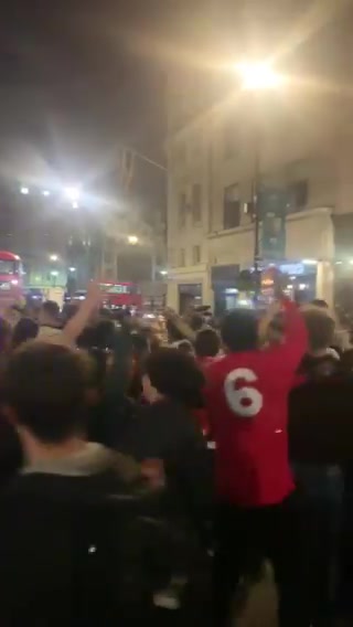 英格兰晋级决赛！伦敦街头球迷们高唱“足球要回家了！”