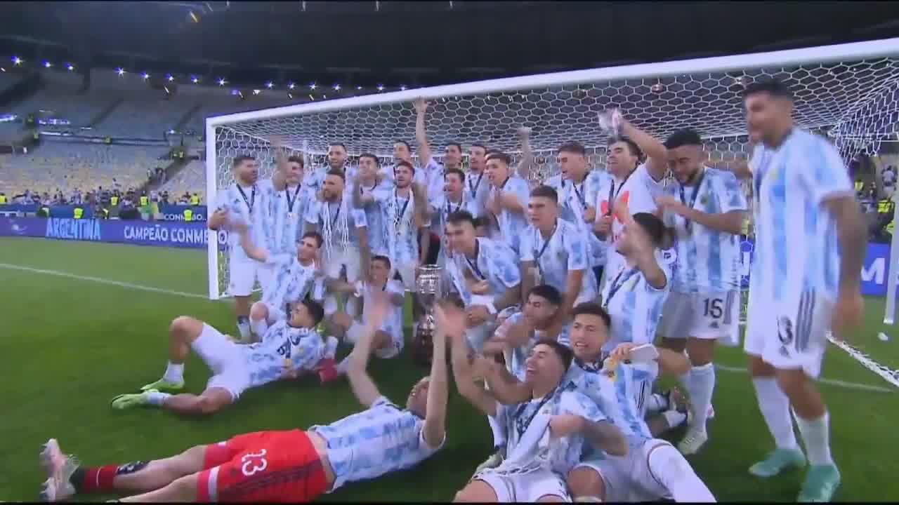 阿根廷不再哭泣！赛后阿根廷全队高歌庆祝