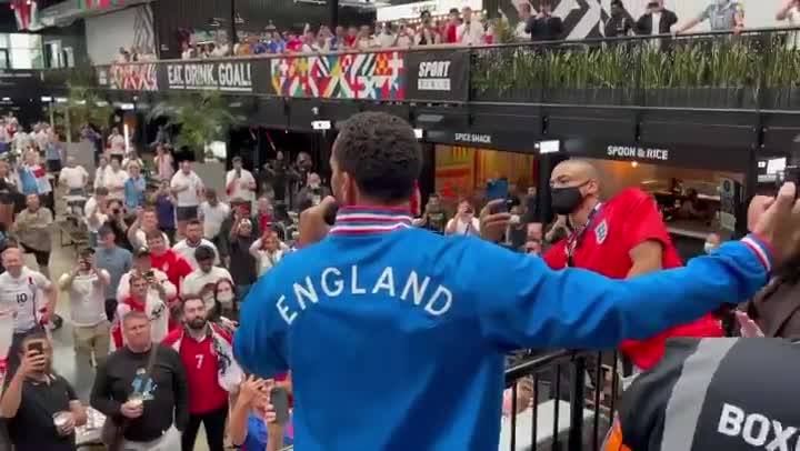 嗨起来！欧洲杯决赛前 费迪南德带领球迷高唱斯特林之歌