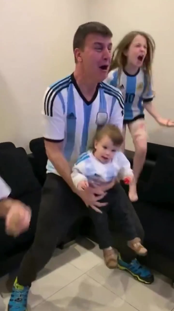 阿根廷球迷忘情庆祝！小儿子：我是你充话费送的嘛