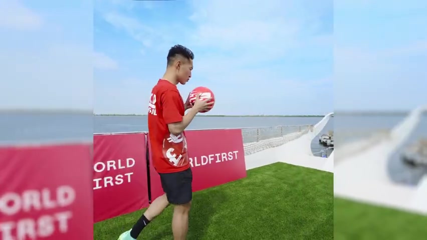 国足队长吴曦在船上挑战复制希克欧洲杯超级神仙球