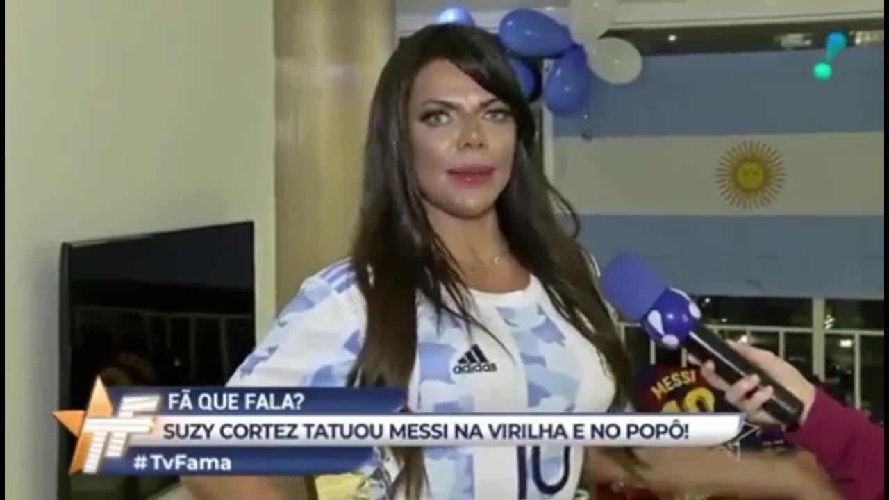 巴西的疯狂梅西女粉丝为阿根廷夺冠庆祝