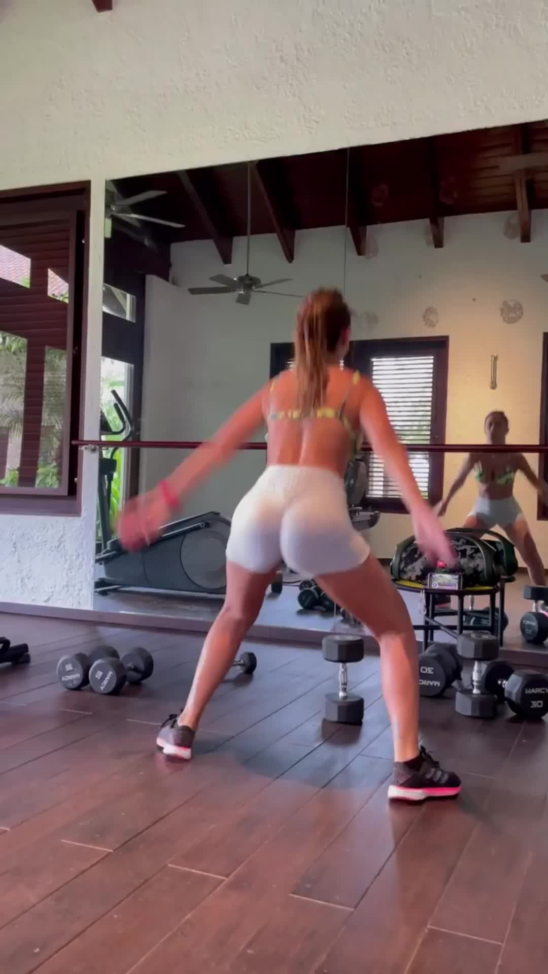 梅西社交媒体晒老婆健身视频