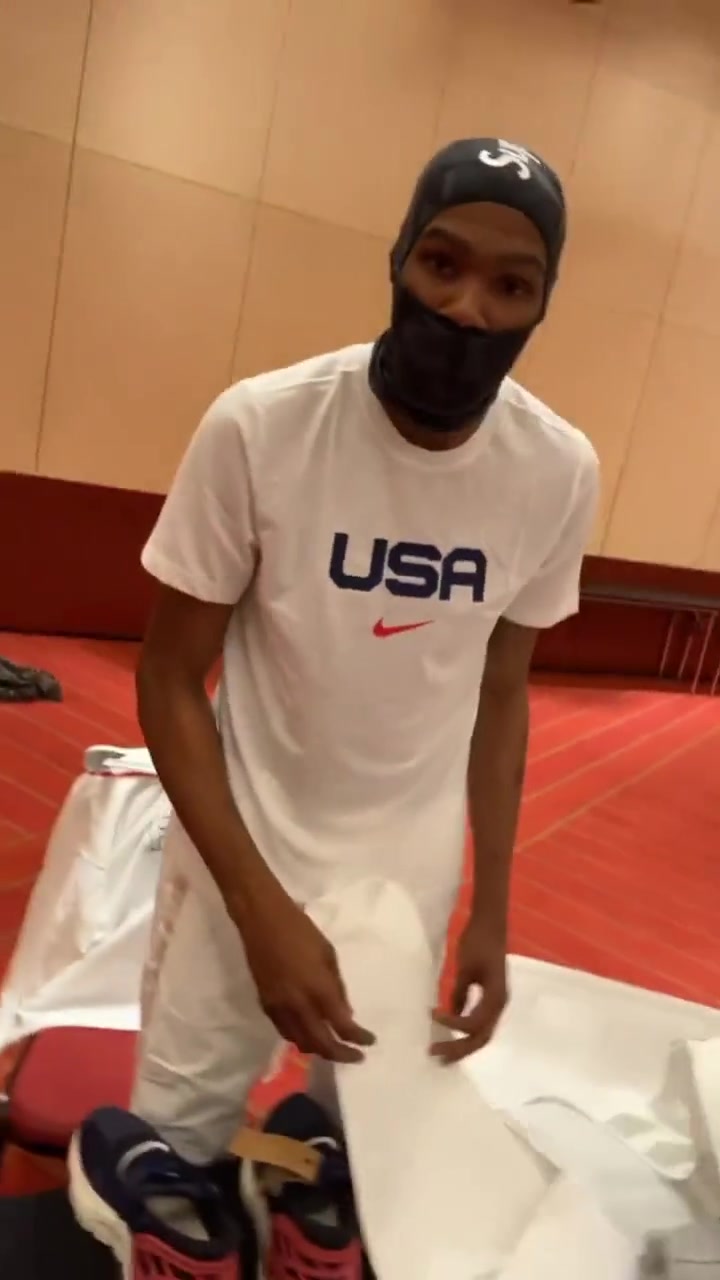 美国男篮队员换上统一的战靴，不过阿杜这气质真是...