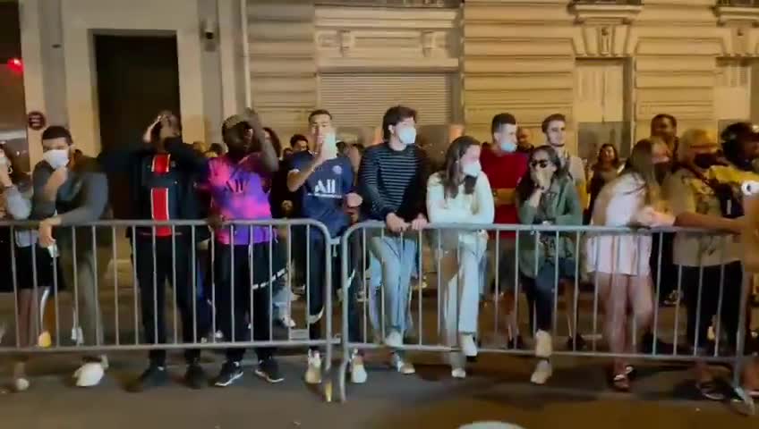 久久不愿离开！巴黎球迷深夜聚集街头高喊梅西